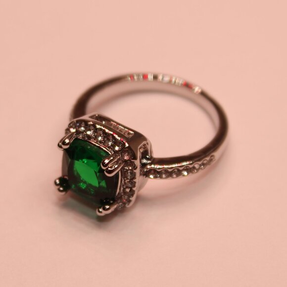 GREEN GEMSTONE RING - Picture 3 of 14